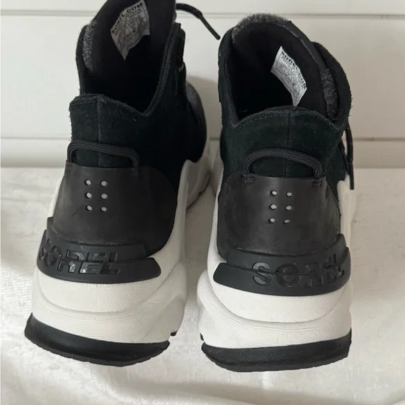 The Sorel Women's Kinetic RNEGD Caribou shoe is a waterproof sneaker-boot - Picture 4 of 9